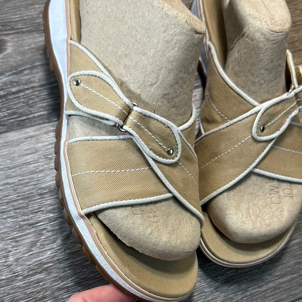 Clarks Tan Strappy flats comfortable Sandals woman’s 8.5 (b223)